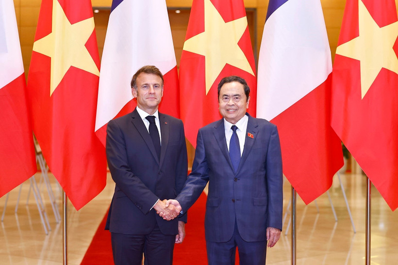 Vietnamese National Assembly Chairman Tran Thanh Man (R) and French President Emmanuel Macron (Photo: VNA)