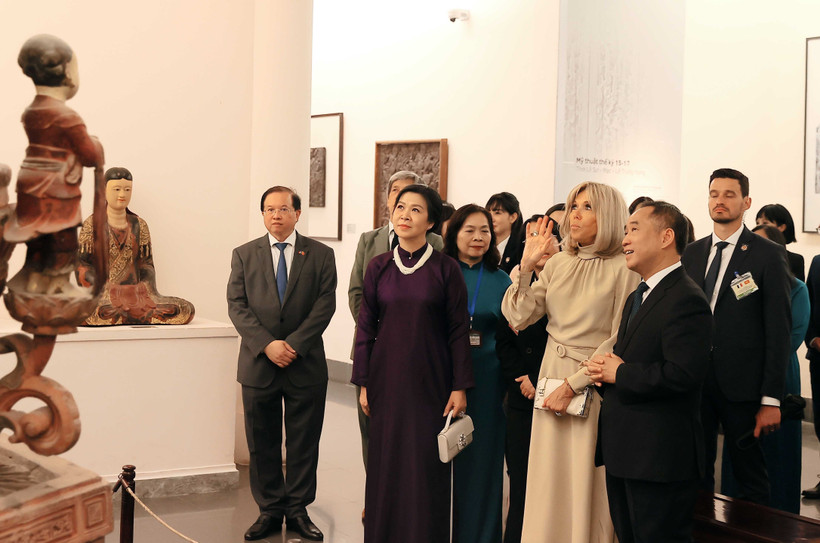 Madame Ngo Phuong Ly and Madame Brigitte Macron visit the Vietnam Fine Arts Museum on May 26 (Photo: VNA)