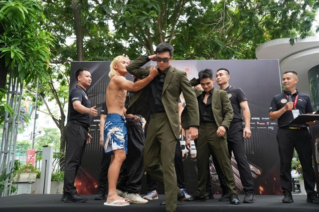Zhang Yan Long of China (left) challenges Ha The Anh of Vietnam during their Face-off session on July 11 in Hanoi. (Photo courtesy of VMMAF) 