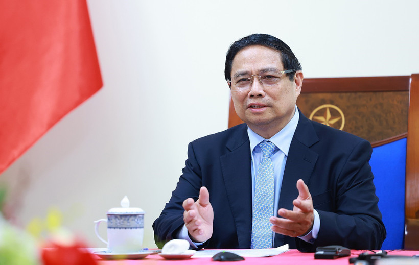 Prime Minister Pham Minh Chinh discusses bilateral cooperation and regional and international developments with his Malaysian counterpart Anwar Ibrahim on April 28. (Photo: VNA)