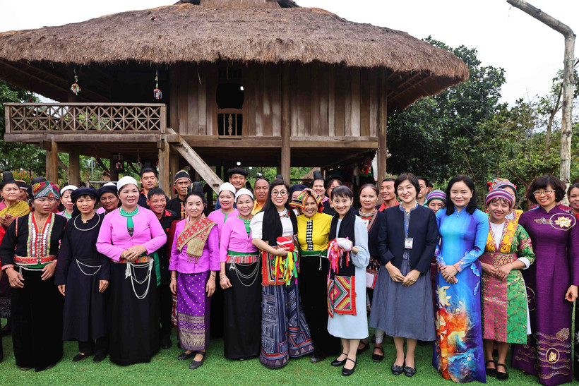 Madame Le Thi Bich Tran and Madame Ishiba Yoshiko tour the Vietnam National Village for Ethnic Culture and Tourism on April 28. (Photo: VNA)
