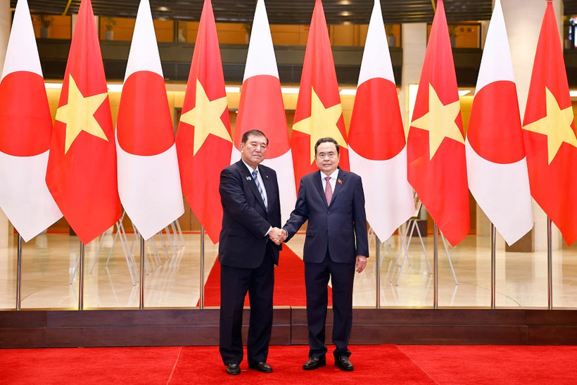 National Assembly Chairman Tran Thanh Man (R) meets with Japanese Prime Minister Ishiba Shigeru in Hanoi on April 28. (Photo: VNA)