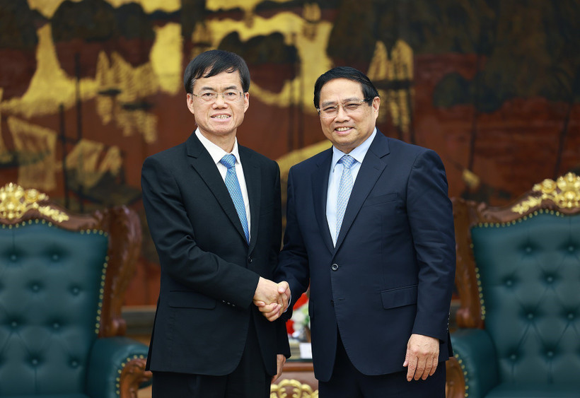 Prime Minister Pham Minh Chinh (R) receives Chinese Minister of Veterans Affairs Pei Jinjia on April 28. (Photo: VNA)