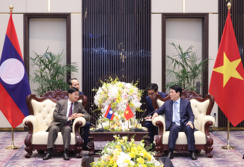 At the meeting in Ha Tinh on April 28 between State President Luong Cuong (R) and General Secretary of the Lao People's Revolutionary Party Central Committee and President Thongloun Sisoulith (Photo: VNA)