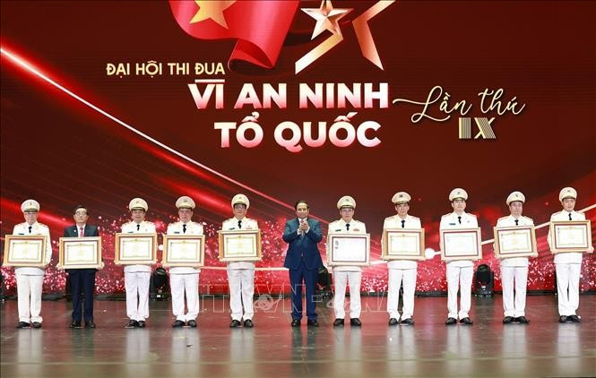 Prime Minister Pham Minh Chinh presents the title of Hero of the People’s Armed Forces and the first-class Fatherland Protection Order to collectives and individuals with outstanding achievements. (Photo: VNA)