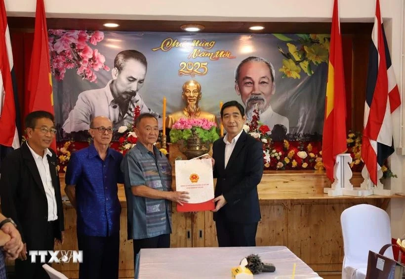 Vietnamese Ambassador Pham Viet Hung meets with the OVs in Sakaeo province, Thailand. (Photo: VNA)