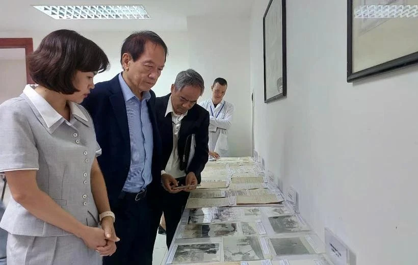 Director of the National Archives Centre III Tran Viet Hoa (left) and delegates watch the treasure trove of 150 documents (Photo: VietnamPlus)