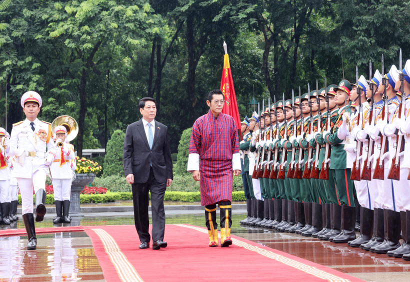 State President Luong Cuong and King Jigme Khesar Namgyel Wangchuck of Bhutan review the guard of honour in Hanoi on August 19. (Photo: VNA)