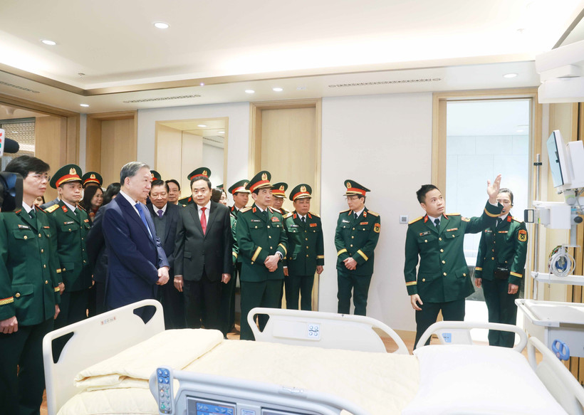 Party General Secretary To Lam and several key political figures visit the the Institute for Health Protection of Central Officials and the Clinical Institute for Infectious Diseases. (Photo: VNA)