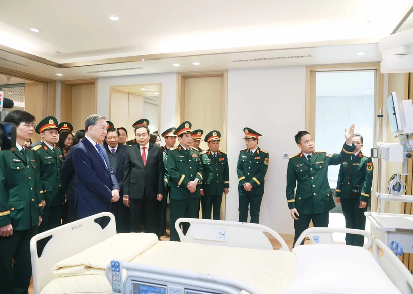 Party General Secretary To Lam and several key political figures visit the the Institute for Health Protection of Central Officials and the Clinical Institute for Infectious Diseases. (Photo: VNA)