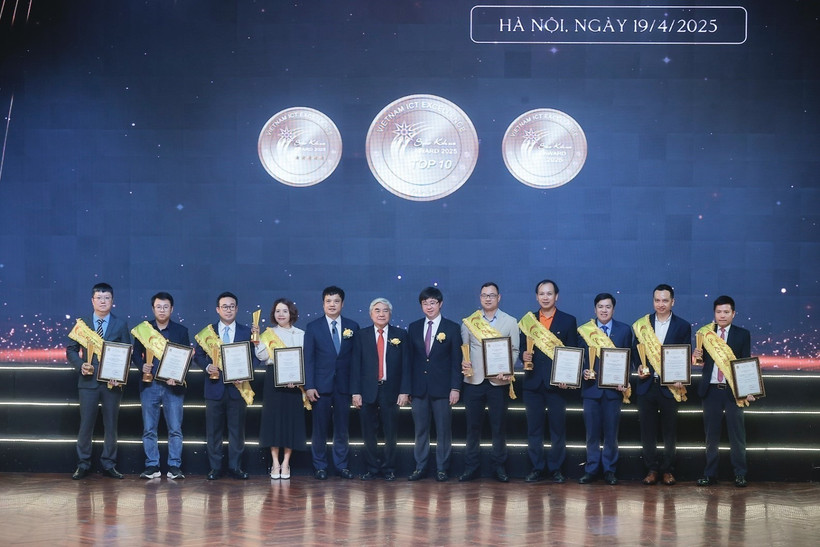 At the Sao Khue Award 2025 ceremony in Hanoi on April 19 (Photo: VNA)