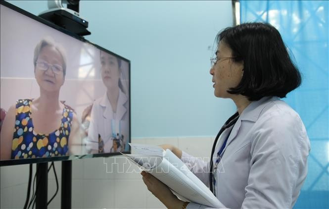 A doctor from the medical centre of Ward 16, Go Vap district, Ho Chi Minh City is providing an online medical examination for a patient. (Photo: VNA)