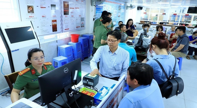 A police officer at the Immigration Division of southern Dong Nai province is instructing foreigners how to register for a level-2 electronic identification account. (Photo: VNA)