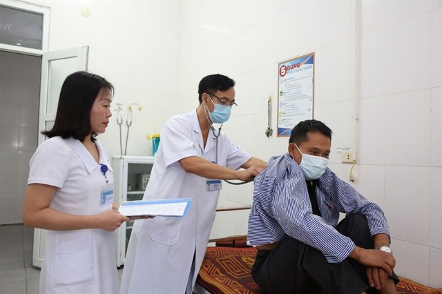A doctor examines a patient with asthma at the Ha Tinh Lung Hospital. (Photo courtesy of the hospital)