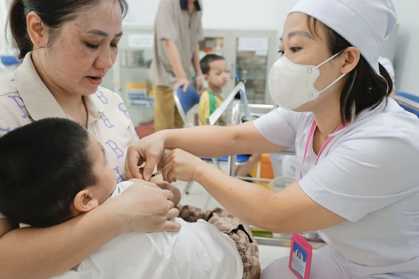 A measles vaccination campaign is being carried out in the capital city of Hanoi. (Photo: VNA)