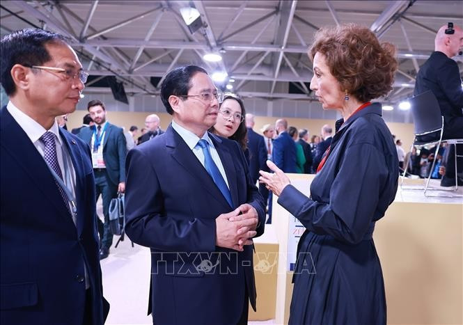 Prime Minister Pham Minh Chinh (centre) meets with UNESCO Director-General Audrey Azoulay on June 9. (Photo: VNA)