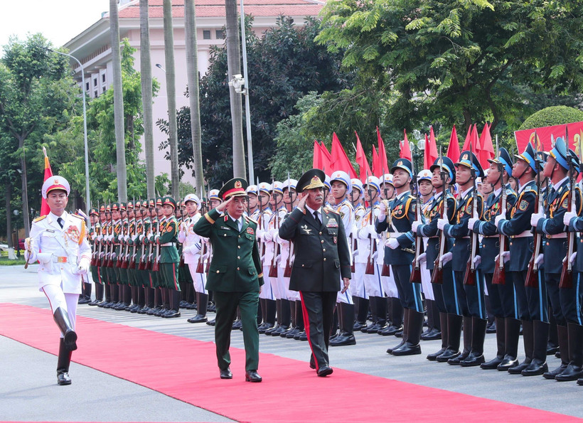 Minister of National Defence General Phan Van Giang and Minister of Defence of the Republic of Azerbaijan Colonel General Hasanov Zakir Asgar Oglu review the Honor Guard of the Vietnam People’s Army. (Photo: VNA)
