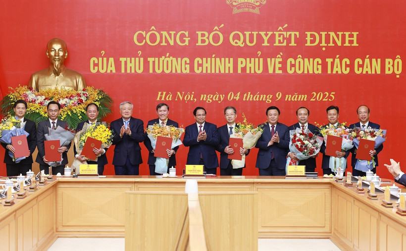 At the ceremony to announce and present decisions on appointment, transfer, and reception of leaders across eight ministries and institutions in Hanoi on September 4. (Photo: VNA)