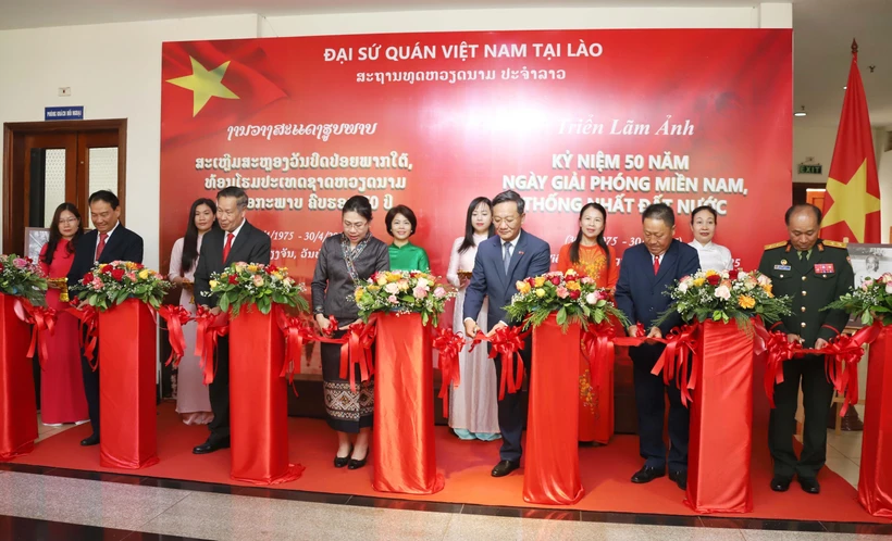 A photo exhibition commemorating the 50th anniversary of the liberation of the South and national reunification (April 30) opens in Vientiane on April 22. (Photo: VNA)