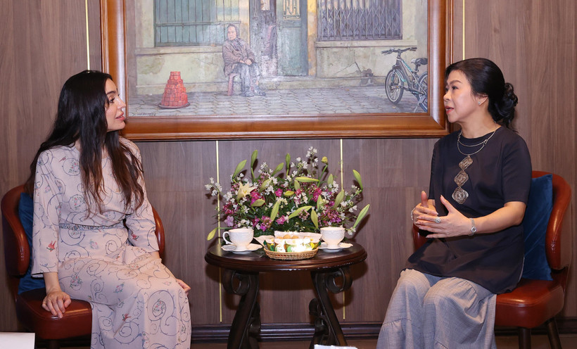 Madame Ngo Phuong Ly (R) hosts a reception for Leyla Aliyeva, Vice President of Azerbaijan’s Heydar Aliyev Foundation, in Hanoi on April 22. (Photo: VNA)