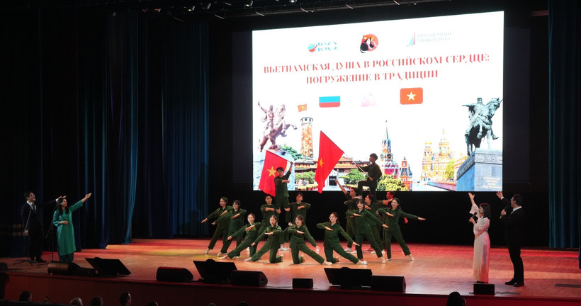 A performance delivered by Vietnamese students at Financial University under the Government of the Russian Federation (Photo: VNA)