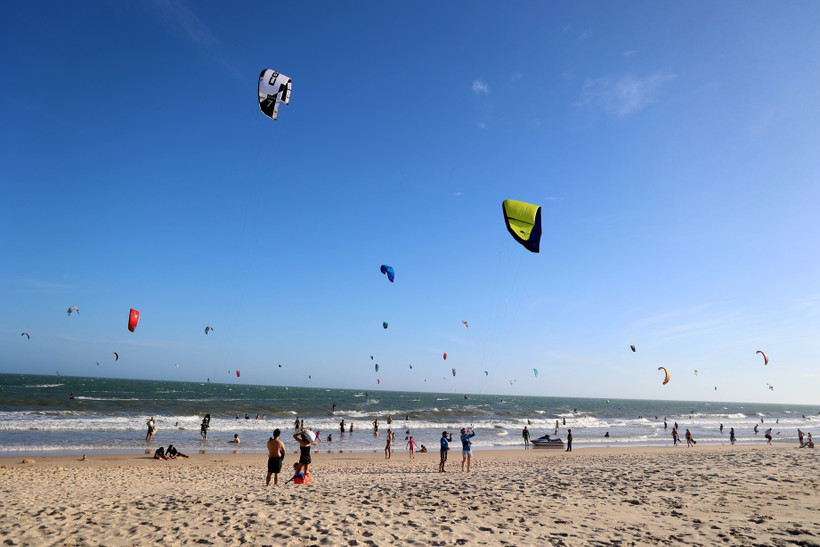 Mui Ne beach in the south-central province of Binh Thuan attracts international tourists. (Photo: VNA)