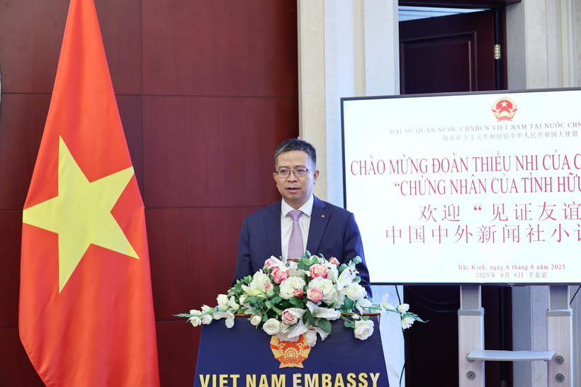 Vietnamese Ambassador to China Pham Thanh Binh speaks at the exchange programme. (Photo: VNA)