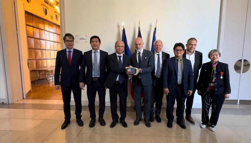 Vietnamese Ambassador to France Dinh Toan Thang (third from left) and representatives from the Pyrénées-Orientales Chamber of Commerce and Industry (Photo: VNA)