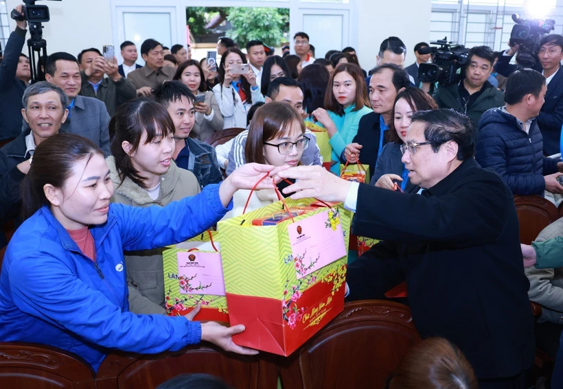 Prime Minister Pham Minh Chinh presents Tet gifts to workers in Ngoc Lac district, Thanh Hoa province, on January 26. (Photo: VNA)