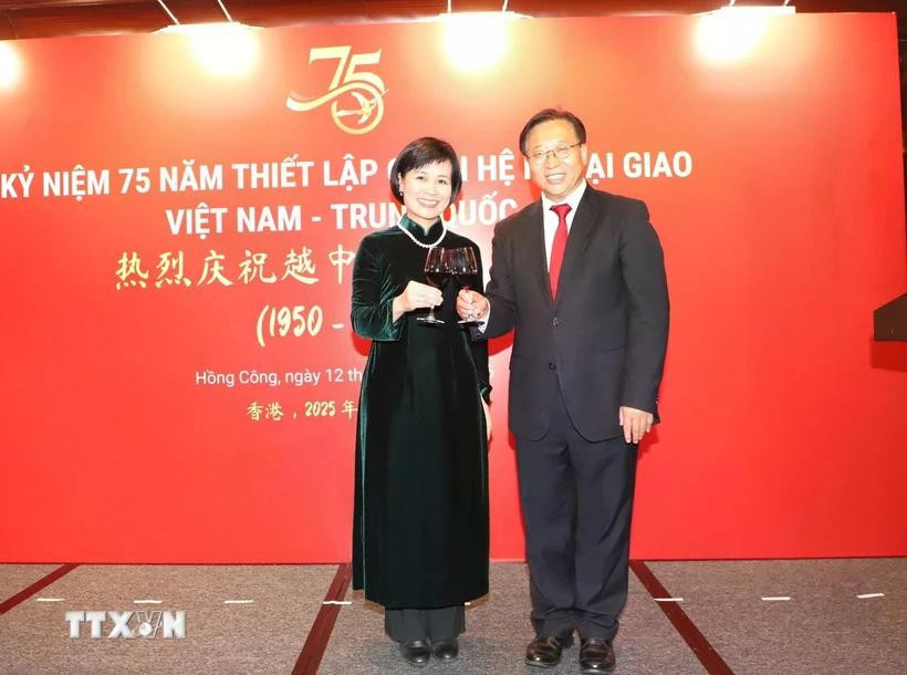 Vietnamese Consul General Le Duc Hanh (L) and Commissioner of the Chinese Ministry of Foreign Affairs in Hong Kong Cui Jianchun at the celebration (Photo: VNA)