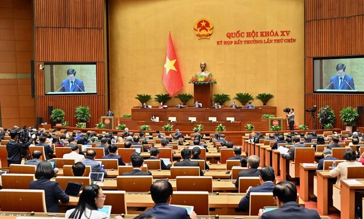 A resolution on the investment policy of the Lao Cai – Hanoi – Hai Phong railway project is approved at the the 15th NA's 9th extraordinary session in Hanoi on February 19. (Photo: VNA)