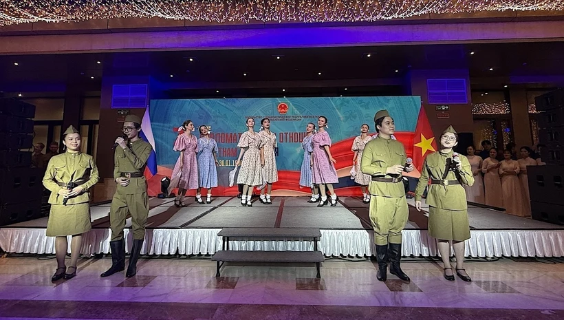 Vietnamese and Russian artists deliver a performance at the event. (Photo: VNA)