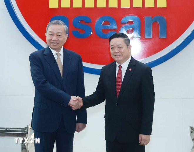 Party General Secretary To Lam (L) meets with ASEAN Secretary-General Kao Kim Hourn at the ASEAN Secretariat's headquarters in Jakarta on March 10, 2025. (Photo: VNA)