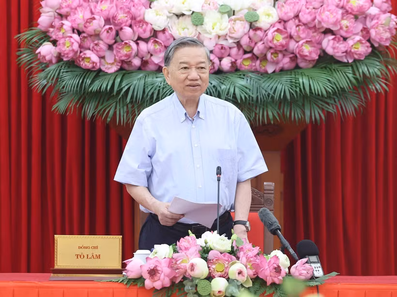 Party General Secretary To Lam speaks at the working session on July 30, discussing the draft documents to be submitted to the 14th National Party Congress. (Photo: VNA)