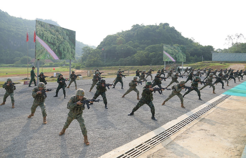 Throughout the 10-day event, the two ground forces maintain close coordination and strictly follow training plans. (Photo: VNA) 
