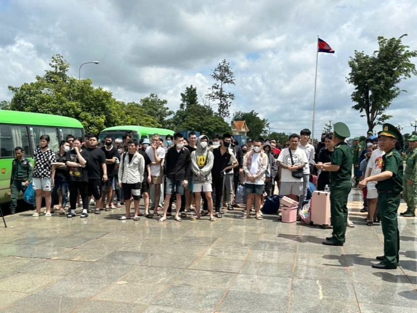 The handover ceremony takes place at the Hoa Lu International Border Gate in Dong Nai province on July 30. (Photo: VNA)