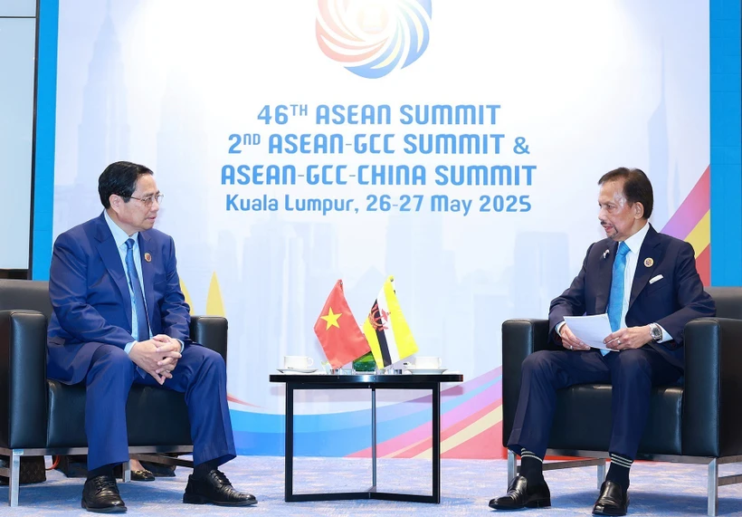 Vietnamese Prime Minister Pham Minh Chinh (L) meets with Sultan Haji Hassanal Bolkiah of Brunei Darussalam in Kuala Lumpur on May 27. (Photo: VNA)