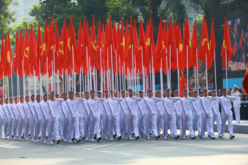 The procession of the Party and national flags passes by the grandstand. (Photo: VNA)