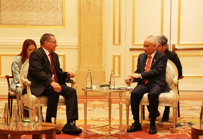 Secretary of the Communist Party of Vietnam (CPV) Central Committee and Chief of the committee’s Office Le Hoai Trung (R) receives Vice President of the United Socialist Party of Venezuela (PSUV) Jesús Germán Faría Tortosa on April 30. (Photo: VNA)