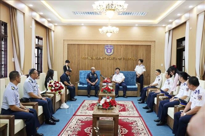 At the meeting between officers of the Vietnam Coast Guard Region 2 Command and the Philippine Coast Guard. (Photo: VNA)