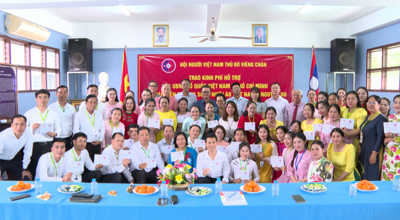 At the ceremony to present financial support to the teachers of the Nguyen Du Lao - Vietnamese bilingual school on October 1 (Photo: VNA)