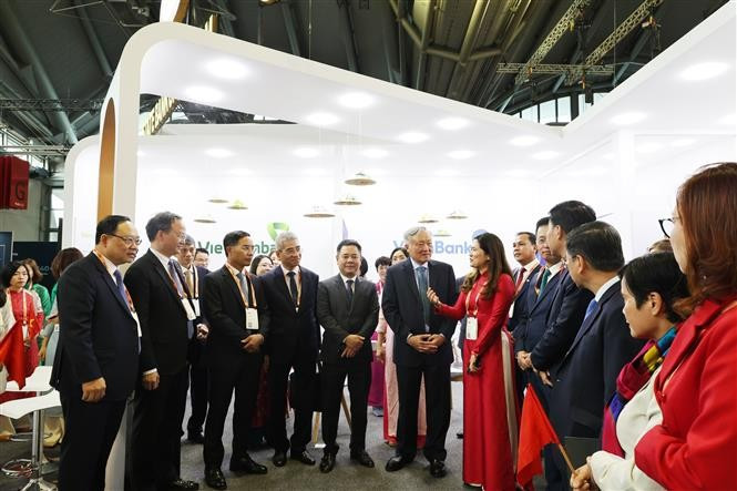 Deputy Prime Minister Nguyen Hoa Binh visits the State Bank of Vietnam's booth at SIBOS 2025 Frankfurt. (Photo: VNA)
