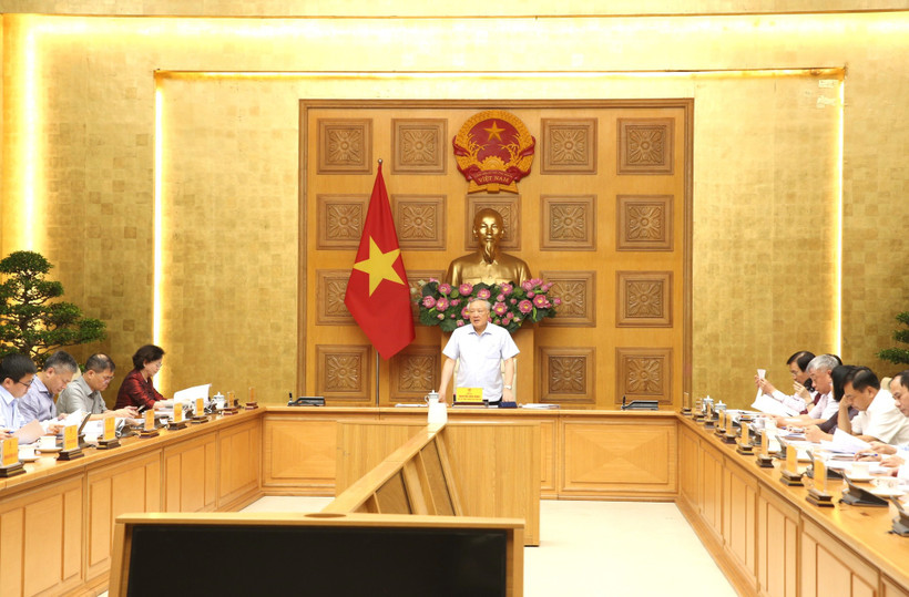 Permanent Deputy Minister Nguyen Hoa Binh presides over a meeting on September 9 o assess the enforcement of laws on decentralisation, delegation of authority, and delineation of responsibilities. (Photo: VNA)