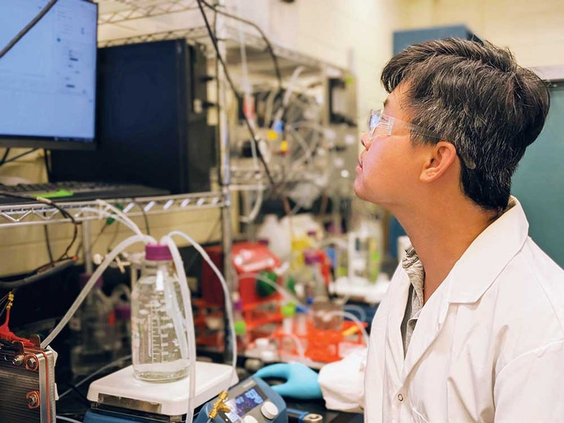 CO2L Tech startup joins hands with Helen Co., Ltd, a desiccant material manufacturer in HCM City, to carry out production in a trial basis at a Helen factory. (Photo: baodautu.vn)