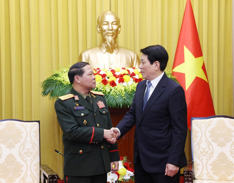 State President Luong Cuong (R) meets Lieutenant General Vongsone Inpanphim (Photo: VNA)