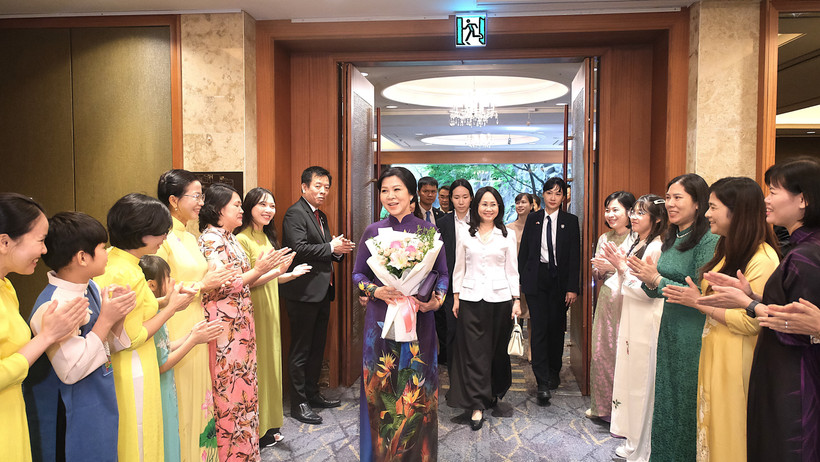 Party General Secretary To Lam’s spouse, Ngo Phuong Ly, meets with Vietnamese brides in Seoul on August 10. (Photo: VNA)