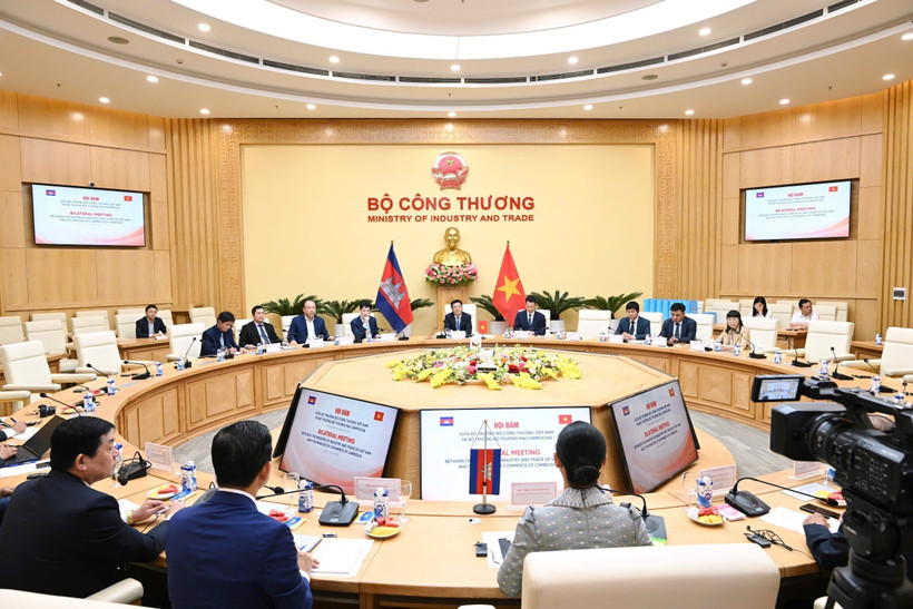 The talks between Vietnamese Minister of Industry and Trade Nguyen Hong Dien and Cambodian Minister of Commerce Cham Nimul on April 28 (Photo: VNA)