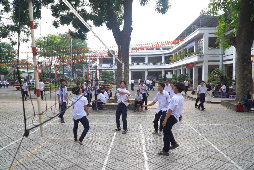 Students at Nguyen Thuong Hien High School during a break time (Photo: laodong.vn)