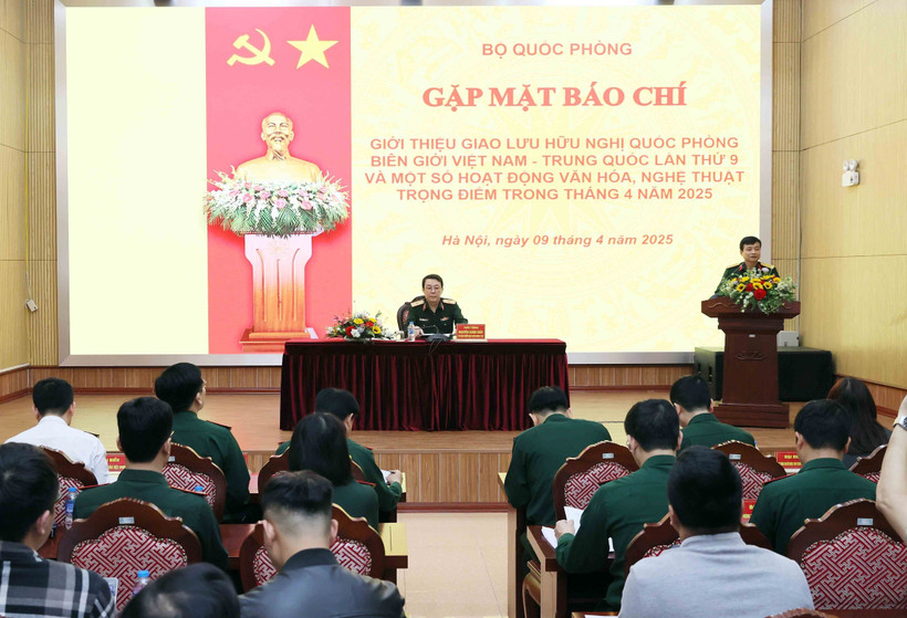 At the press conference in Hanoi on April 9 to introduce the ninth border defence friendship exchange between Vietnam and China. (Photo: VNA)
