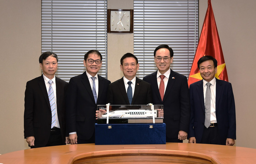 Deputy Prime Minister Ho Duc Phoc (centre) says that the high-speed rail system must be developed harmoniously, from design and track production to signaling, rolling stock, operations, and maintenance. (Photo: VNA)